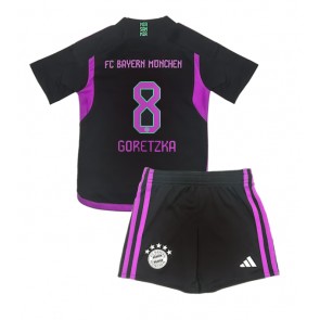 Bayern Munich Leon Goretzka #8 Koszulka Wyjazdowych Dziecięca 2023-24 Krótki Rękaw (+ Krótkie spodenki)